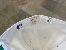 Load image into Gallery viewer, Vintage San Francisco Giants New Era Pro Fitted Baseball Hat, Size 6 3/4
