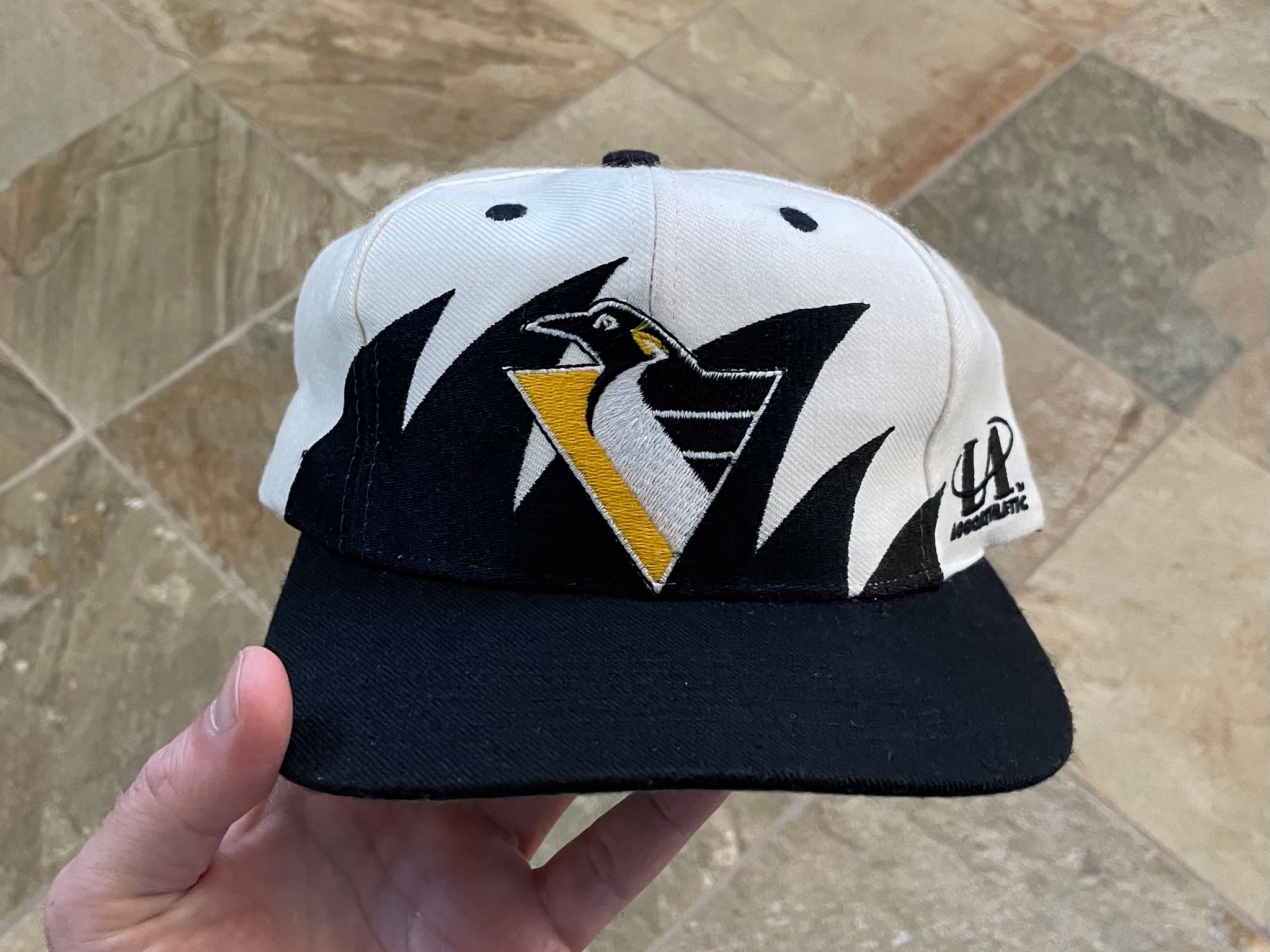 Pittsburgh Penguins Logo Athletic Sharktooth (L) – Retro Windbreakers