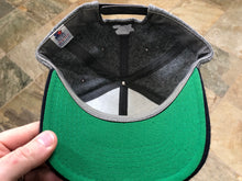 Load image into Gallery viewer, Vintage Notre Dame Fighting Irish Starter Tailsweep Snapback College Hat