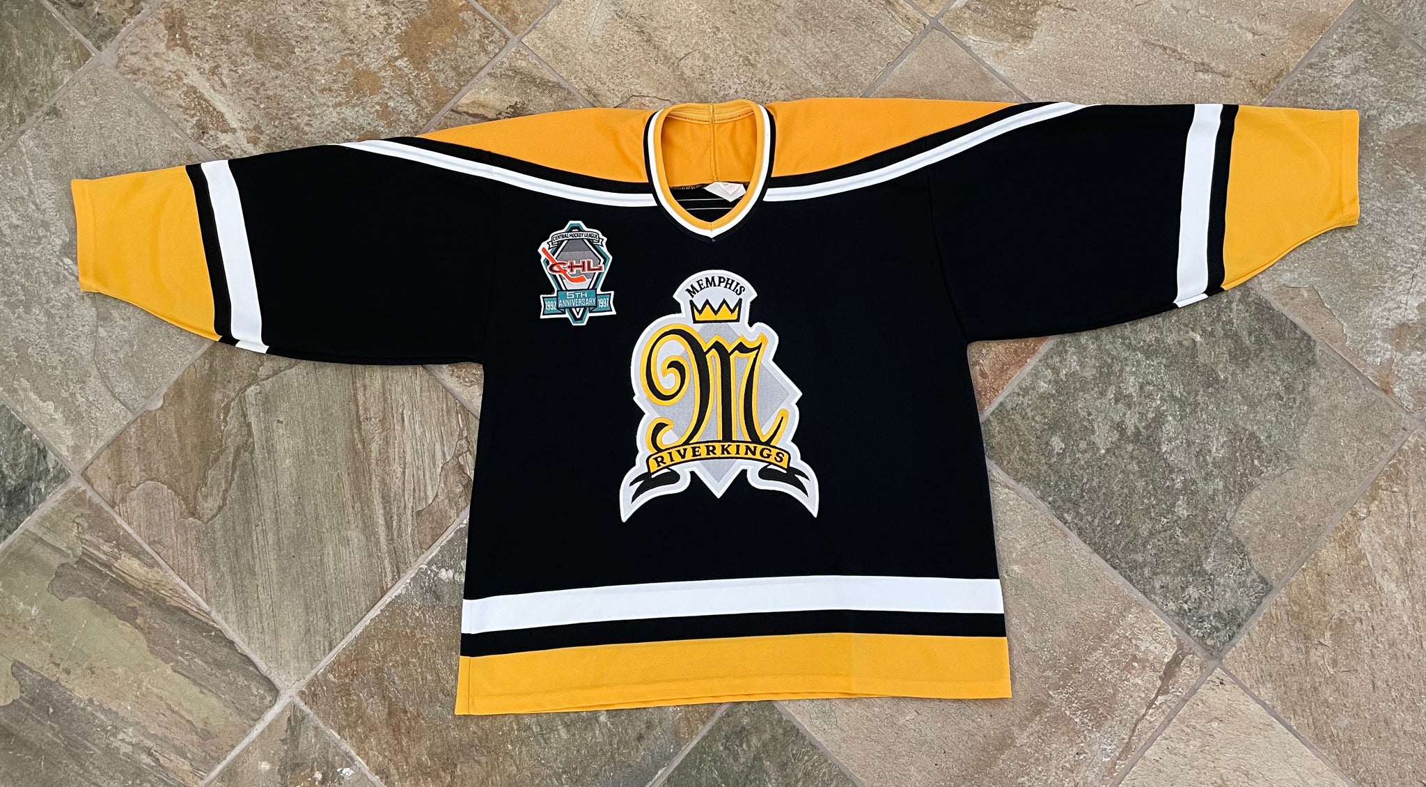 USED WHITE MEMPHIS RIVERKINGS HOCKEY JERSEY C.H.L. SIZE 58