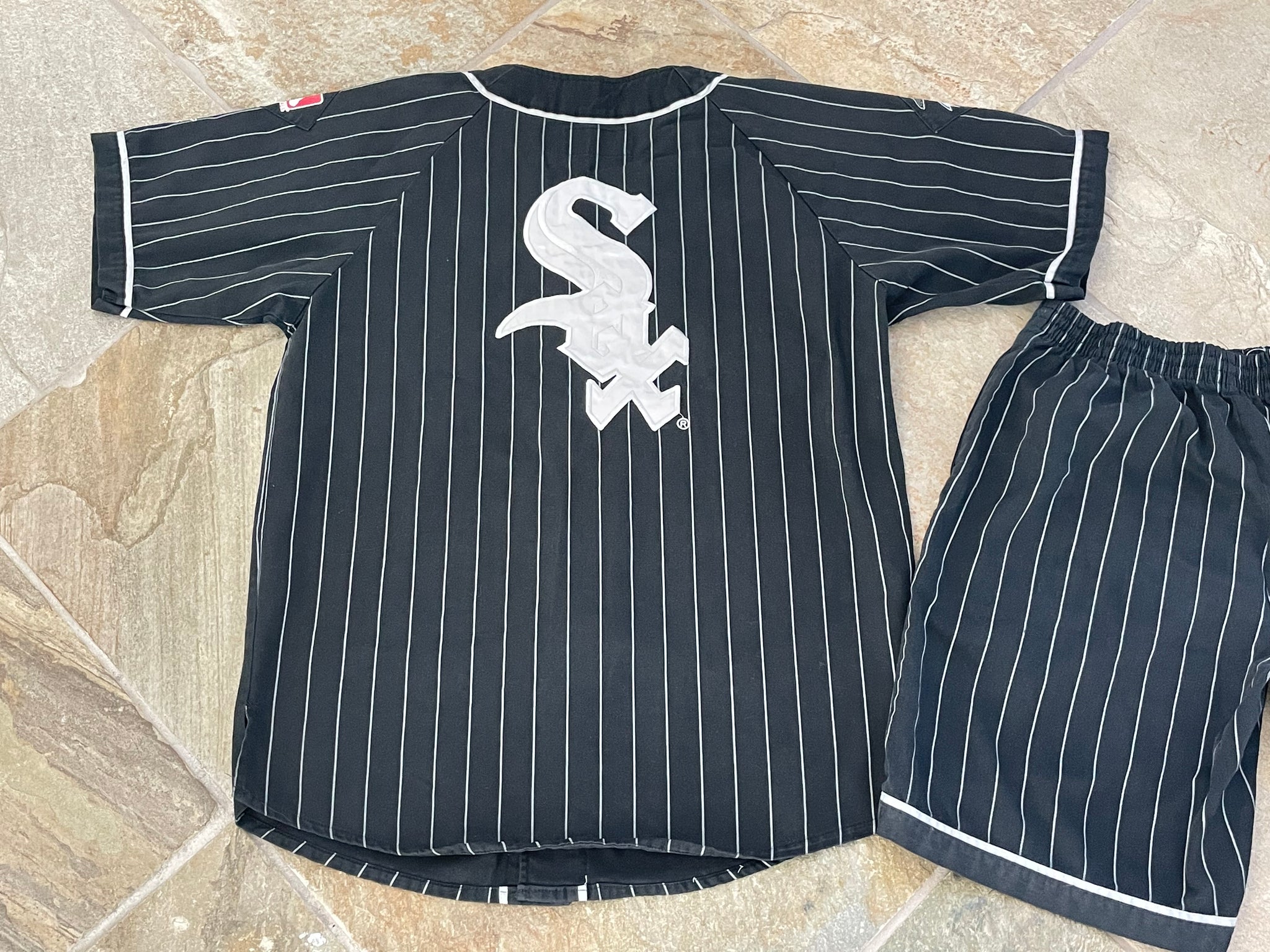 VINTAGE RARE EARLY 90's STARTER CHICAGO WHITE SOX BASEBALL JERSEY IN SIZE M
