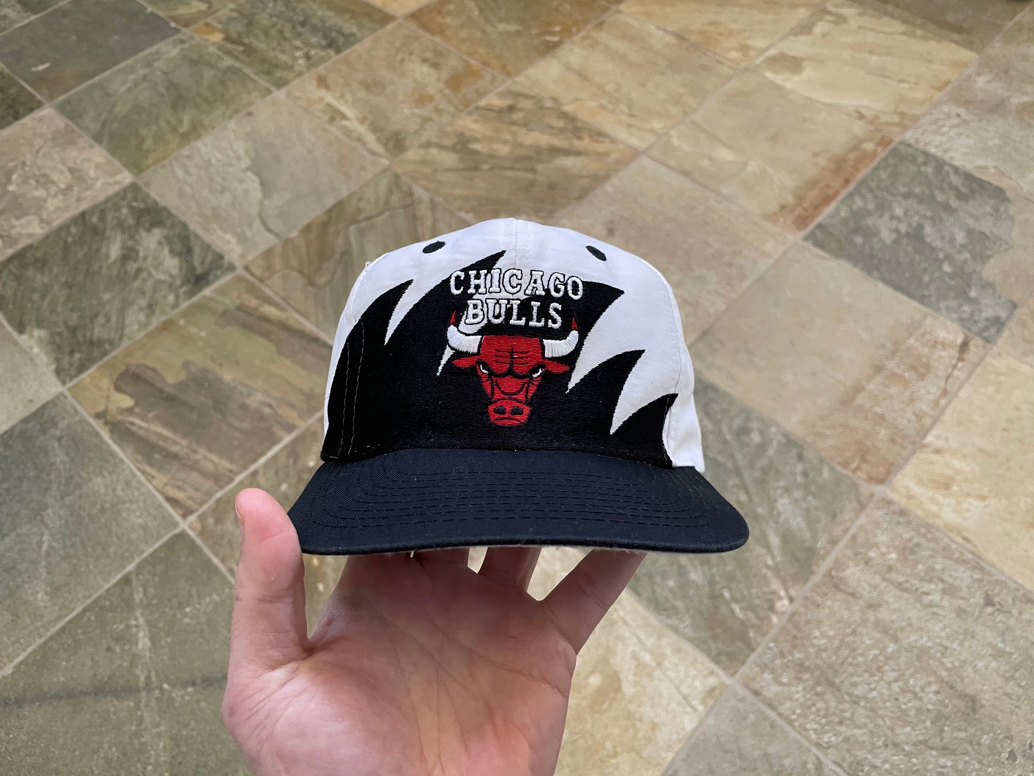 Vintage Chicago Bulls sharktooth snapback hy logo 7, Men's Fashion, Watches  & Accessories, Caps & Hats on Carousell