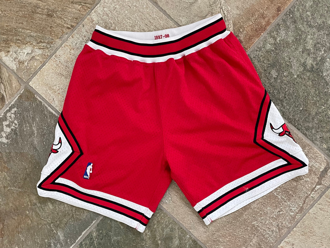 Chicago Bulls Mitchell & Ness Hardwood Classics Basketball Shorts, Size Medium, 40